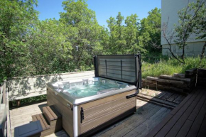 Private Hot Tub with Mountain Views, Pet Friendly, Quick Walk to Ski Area Base